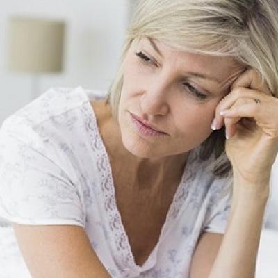 Điều gì gây ra tâm trạng bất thường trong thời kỳ mãn kinh?