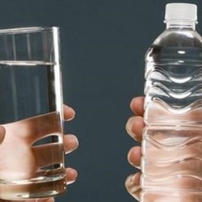 Nên chọn nước đóng chai hay nước máy?