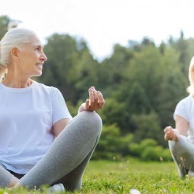 Tuổi trung niên: mãn kinh và hậu mãn kinh sẽ khác nhau ra sao?